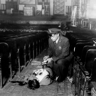 White refleja en  Hotel de Dream  el escenario urbano en los años treinta de una Nueva York en sus bajos fondos.