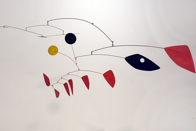  Puntos negros y amarillos en el aire  (1960), de Calder.