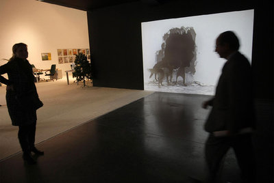 Una de las salas del Espai d'Art Contemporani de Castellón con una proyección de Álvaro Perdices.