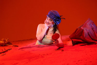 Una  escena de   Los días felices,  de Samuel Beckett, que se representa en los Teatros del Canal.