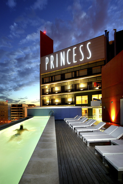 Iluminada, el agua de esta piscina, en la azotea del hotel Princess, parece escapar de su contenedor. El invento, que alumbra la terraza y no resta brillo a las vistas, lleva la firma de Óscar Tusquets (Barcelona, 1941; www.tusquets.com)