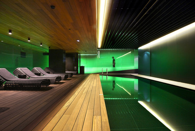 La arquitecta y diseñadora Patricia Urquiola (Oviedo, 1961) -con estudio en Milán- ideó una iluminación en tonos verdosos para obtener un ambiente relajante y refrescante en el  spa  del hotel Mandarin Oriental de Barcelona, inaugurado a finales de noviembre de 2009. Las luces insuflan una atmósfera de aire fresco en una planta subterránea donde espera una piscina de 12 metros de largo.