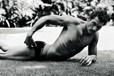 El modelo David Gandy, posando para el libro  Uomini , de Dolce & Gabbana.