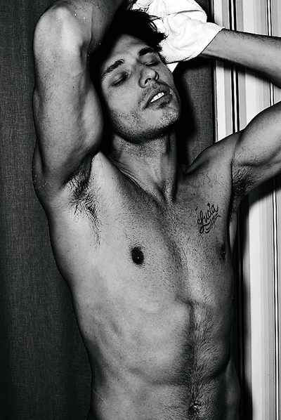 El modelo Andrés Velencoso, posando para el libro  Uomini , de Dolce & Gabbana.