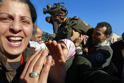 La multitud alza a un policía nacional durante una manifestación pacífica celebrada ayer en el barrio de Ettadamen, en Túnez capital.
