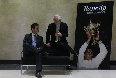 Gonzalo Alonso Tejuca aconseja al joven  Eduardo Cosín.