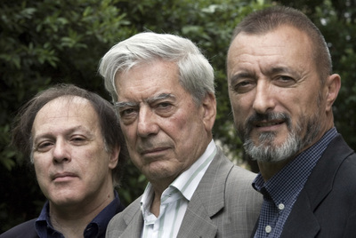 Javier Marías, Mario Vargas Llosa y Arturo Pérez-Reverte en 2008, en el encuentro  Lecciones y maestros,  en Santillana del Mar.