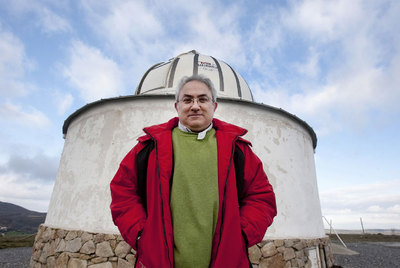 Francisco Violat ante el observatorio astronómico de Forcarei.
