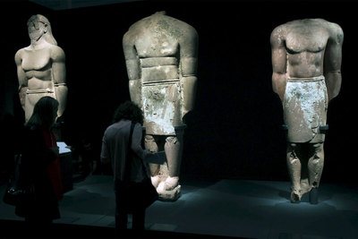 Estatuas preislámicas de reyes de Lihyan procedentes de al-Ula, en la exposición  Rutas de Arabia  en CaixaForum.