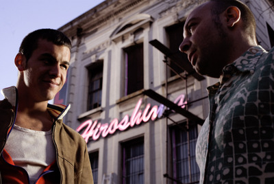 Mario Casas y Vicente Romero, en  Carne de neón. 