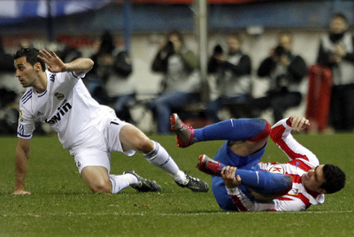 Reyes, derribado por Arbeloa (a su lado), en la jugada en la que se lesionó.