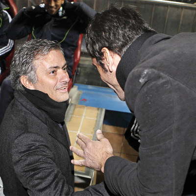 Mourinho y Quique se saludan antes del partido.