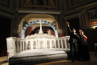 Un Valle de los Caídos hinchable acompaña la última  performance  de Leo Bassi en defensa de la memoria histórica.