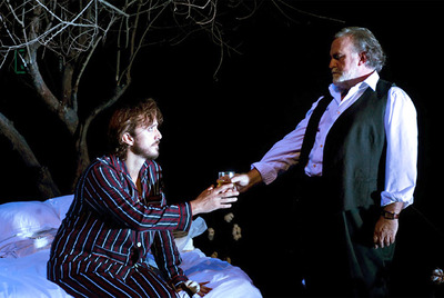 Una escena de  Gata sobre el tejado de zinc caliente.  