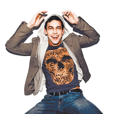  Mario Casas viste chaqueta Versace Jeans Couture, sudadera Ermenegildo Zegna, camiseta Religion y pantalón y cinturón del actor. 