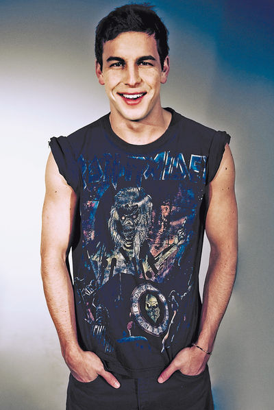  Mario Casas lleva camiseta Retro City y pantalones Levi's. Estilismo y maquillaje: César Darío (con productos de Nars). Asistente: Marcel Domínguez 