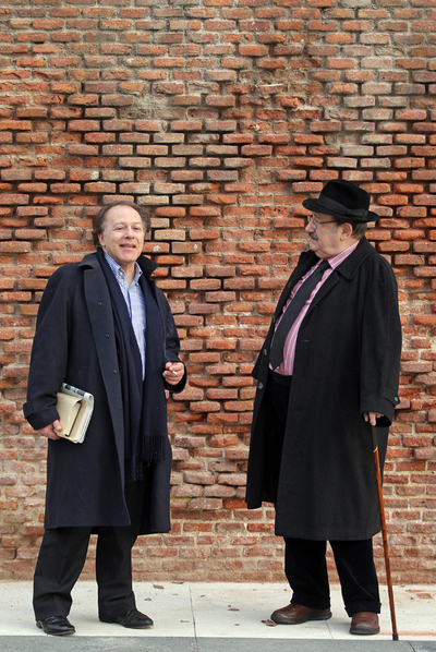 El escritor y académico español Javier Marías (izquierda) y el semiólogo italiano Umberto Eco, durante su encuentro en diciembre, en Madrid, para este número mil de  Babelia. 