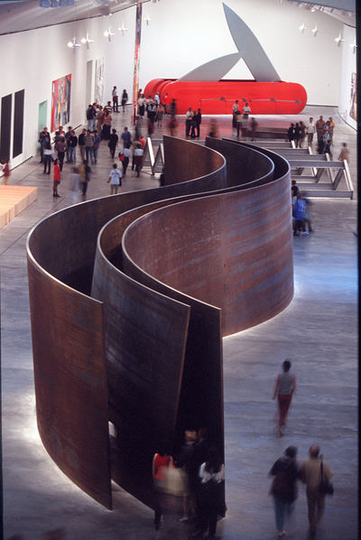  Serpiente,  escultura de Richard Serra, en el Museo Guggenheim de Bilbao, en 1998.