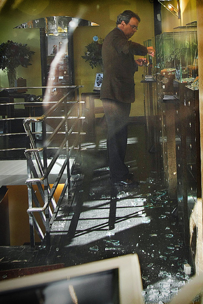 Dos pistolas y un hacha contra una relojería