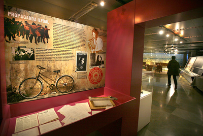 Ejemplares de  Mundo Obrero  y, a la derecha, una rudimentaria copiadora llamada  vietnamita,  empleada en la época.