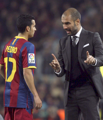 Guardiola da instrucciones a Pedro durante un partido de Liga.