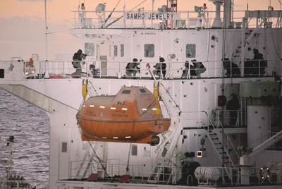 Miembros de las fuerzas especiales surcoreanas abordan el carguero  Samho Jewelry.  