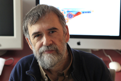 Paco Suárez, creador del videojuego 'La Pulga', en el estudio.