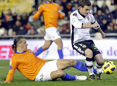 Demichelis, en el penalti a Mata que propició la expulsión del central argentino del Málaga.