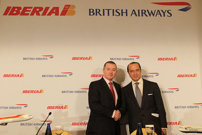 El consejero delegado de Britis Airways, Willie Walsh, y el presidente de Iberia, Antonio Vázquez, tras el acuerdo de fusión.rn Gina Lolobrigida, a la izquierda, y Ava Gadner, a la derecha.