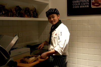 Empleado chino de  la tienda española de alimentos de alta gama Taste of Spain, instalada en Beijing.