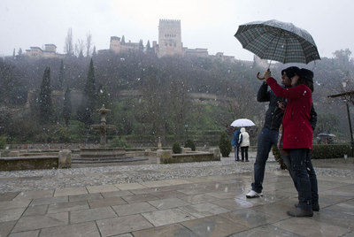 El temporal lleva la nieve a la Alhambra, a Almería y a 97 kilómetros de Sevilla