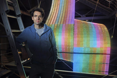 Daniel Canogar, en el Canal de Isabel II ante su obra  Travesías. 