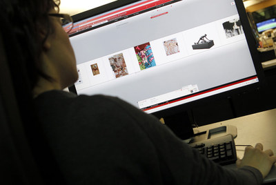 Una visitante paseaba ayer por la página de Vip Art Fair.