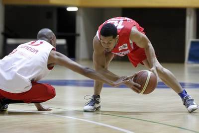 Una jugada de la final del Mundialito de Baloncesto, que ganó República Dominicana.
