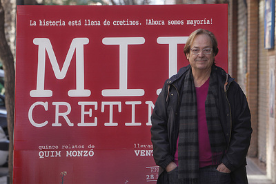 El director Ventura Pons, ayer en Valencia junto al cartel de  Mil cretinos .