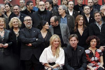 De la Iglesia, segundo por la izquierda en la segunda fila, en la fiesta de los candidatos a los  Goya. 