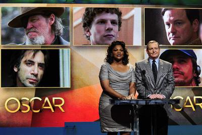 Mo'Nique y el presidente de la Academia, Tom Sherak, leen la candidatura a mejor actor.