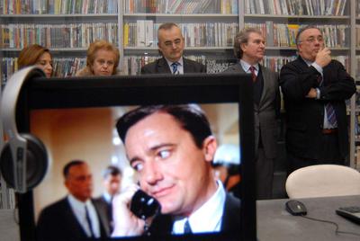 El secretario de Medios de la Xunta y el ex ministro Molina (tercero y cuarto por la izquierda) en la inauguración de la  mediateca.  