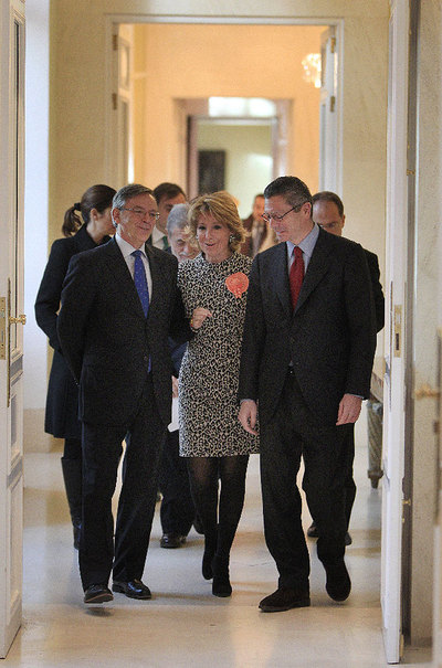 Daniel Peña conversa ayer con Aguirre y Gallardón.