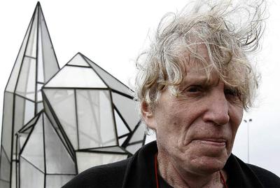 Dennis Oppenheim delante de su obra  Crystal Garden,  en Navalcarnero (Madrid) en 2007.