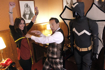 El  sastre  Mr. Lee lse toma las medidas a una clienta en la sastrería para superhéroes, una promoción de un videojuego.