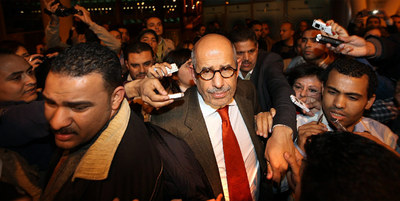 Mohamed el Baradei, rodeado por periodistas, a su llegada al aeropuerto de El Cairo.