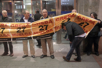 Un trabajador del Gobierno Vasco elude un piquete para entrar en la sede del Ejecutivo en Bilbao.