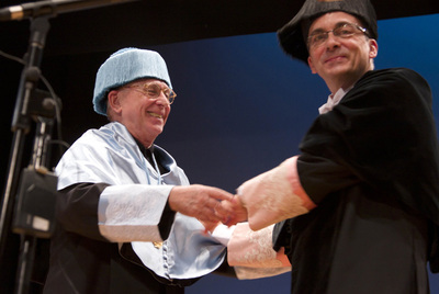 Raimon es felicitado por el rector de la Universidad de Alicante, Ignacio Jiménez Raneda.