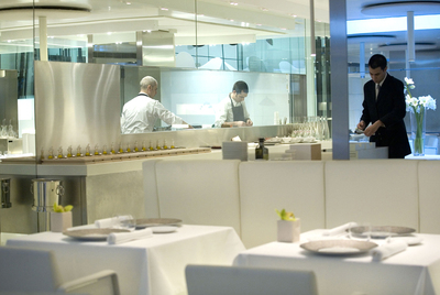 Restaurante The Mirror, en Barcelona, con interiorismo de Josep Rius. Abajo,  socarrat  de marisco.