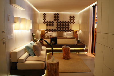 Tomás Alía firma el interiorismo de la  Suite  Viajera. Abajo, el módulo durante un traslado.