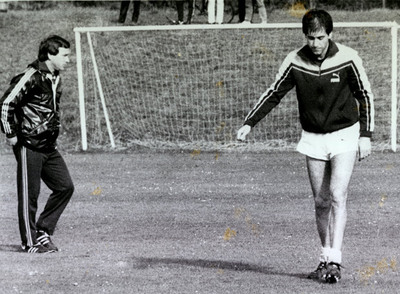 Javier Clemente y Manu Sarabia durante un entrenamiento en Lezama.