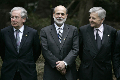 Mervin King, Ben Bernanke y Jean Claude Trichet, de izquierda a derecha, posan para los fotógrafos durante una cumbre del G-7 en 2008.