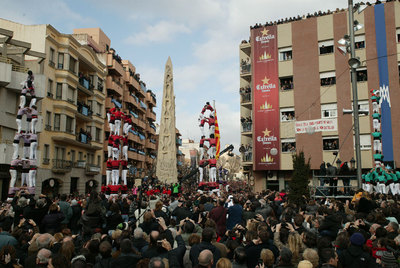 En la plaza de la Font de la Manxa de Valls se congregaron centenares de  castellers. 