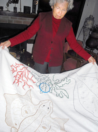 Francisca Artigues, con bordados de dibujos de su hijo, Miquel Barceló.